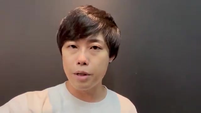防犯カメラ映像を確認しているシーン