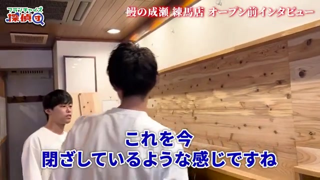 厨房のレイアウトを確認している様子