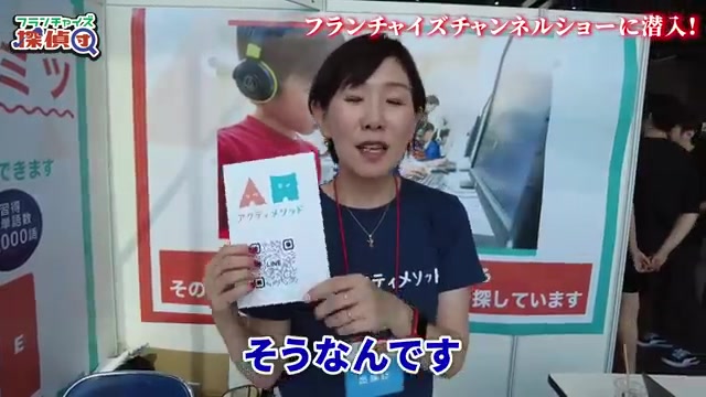 パソコンでのプログラミング教材を共有する様子